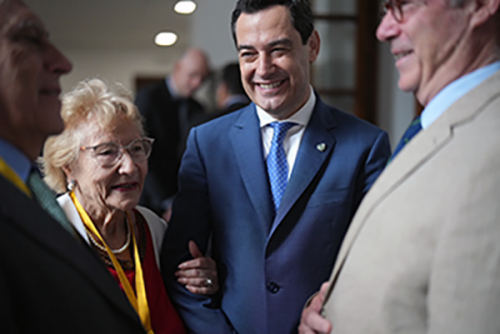 El Parlamento de Andalucía presenta la escultura en memoria de Manuel Clavero Arévalo donada por el Centro de Estudios Andaluces