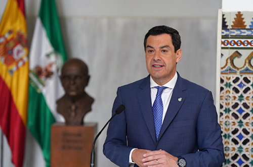 El Parlamento de Andalucía presenta la escultura en memoria de Manuel Clavero Arévalo donada por el Centro de Estudios Andaluces