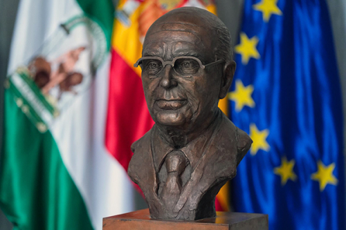 El Parlamento de Andalucía presenta la escultura en memoria de Manuel Clavero Arévalo donada por el Centro de Estudios Andaluces